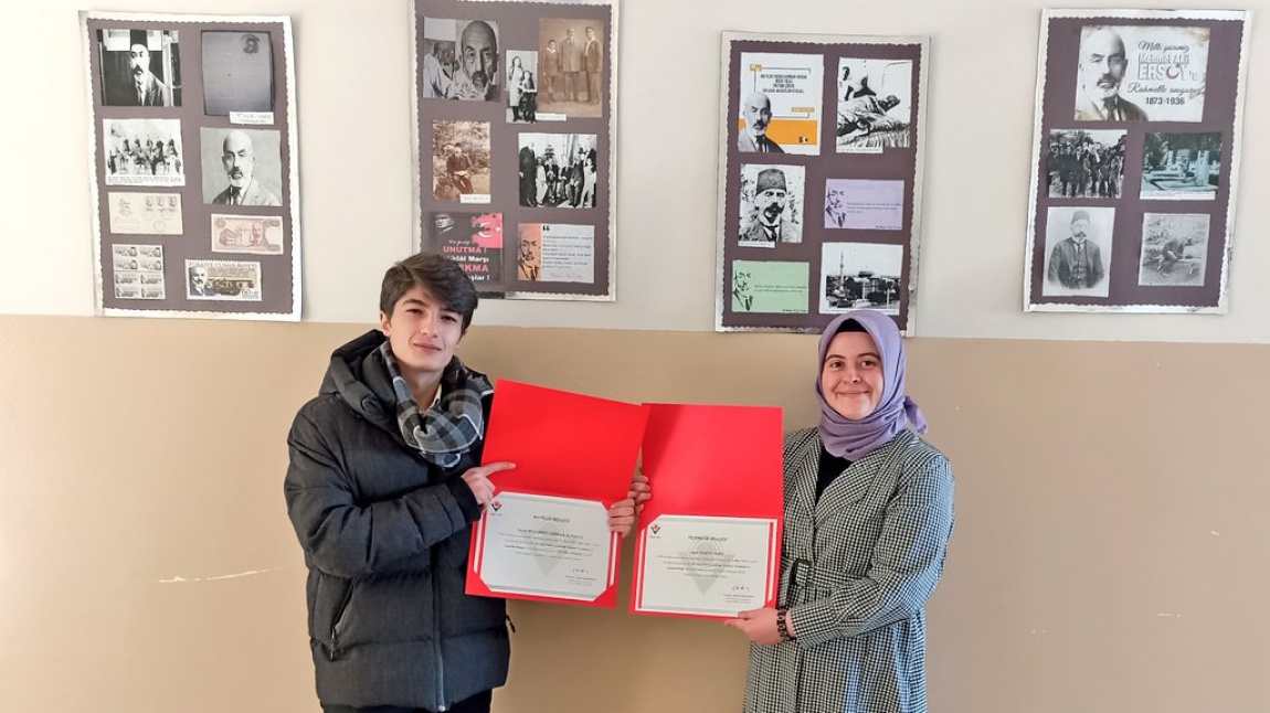 TÜBİTAK 52.Lise Öğrencileri Araştırma Projeleri Yarışması'nda projeleri ile Erzurum bölge sergisine çağırılan öğretmen ve öğrencimize Teşekkür ve Katılım Belgeleri verildi. 