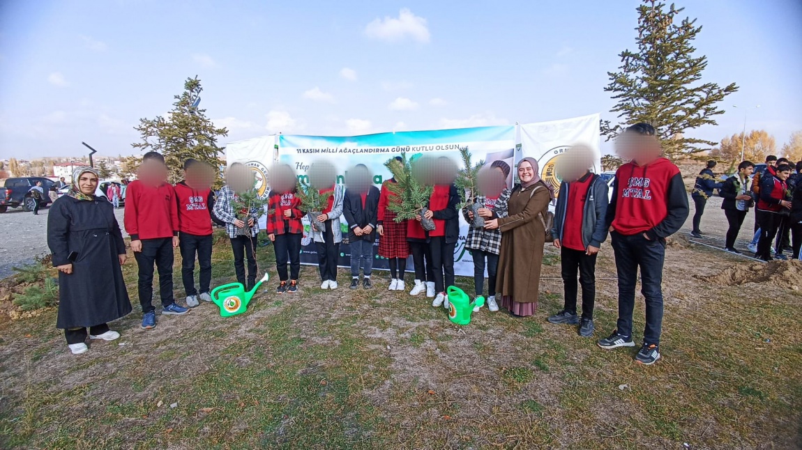 Kasım ayı etkinlikleri kapsamında 11.11 ağaç dikme günü sebebiyle öğrencilerimizle birlikte Horasan Mehmet Sekmen Parkı ve okul bahçemizde ağaç dikme etkinliği gerçekleştirildi.